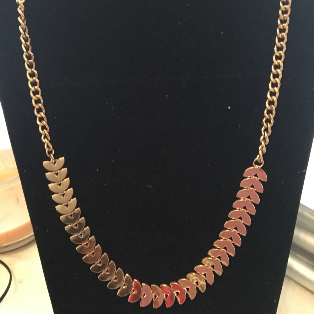 Beautiful gold colored necklace!